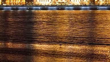 夜晚河边轮船唯美空景实拍视频的预览图